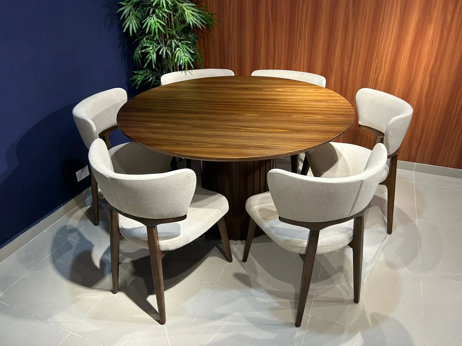Comedor Redondo Tope Madera 130 CM- Sillas madera Eucalipto
