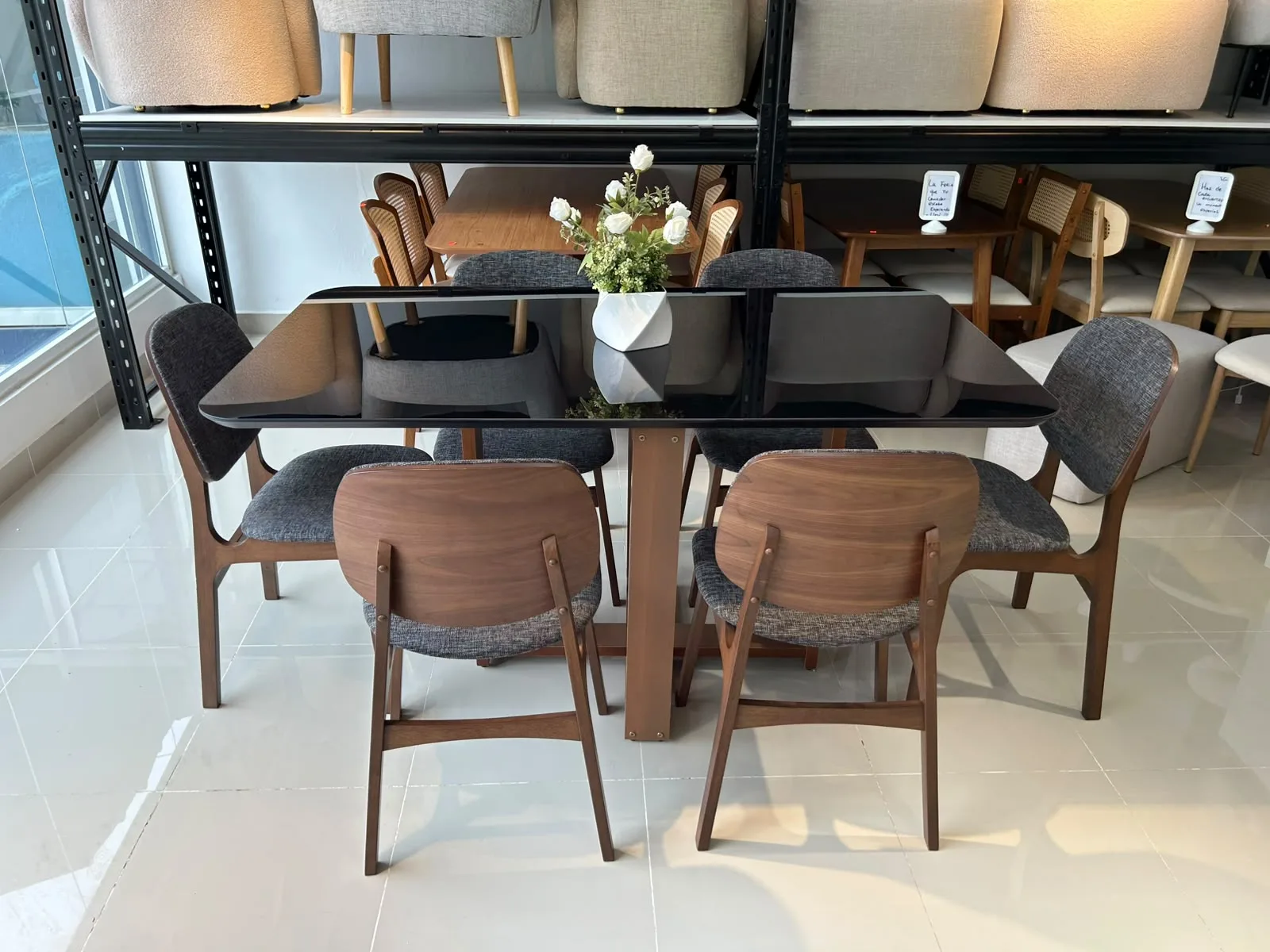 Comedor Rectangular Tope Cristal Adherido 63" x 35" - Sillas Madera Fresno Tela Gris