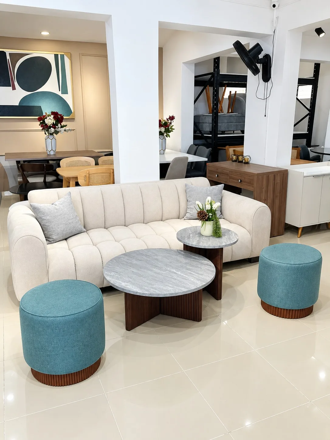 Sofa de 90" + 2 Ottomanes Base en Madera + 2 Cojines + Set de Mesa