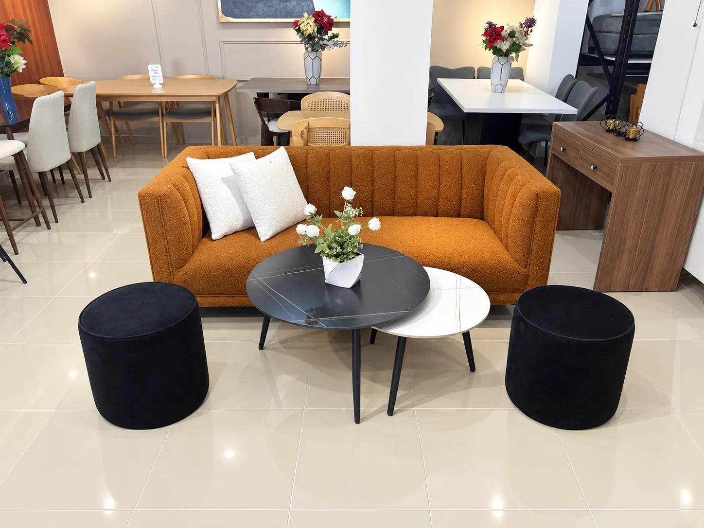Sofa de 75" + 2 Cojines + 2 Ottomanes + Set de Mesa de Centro
